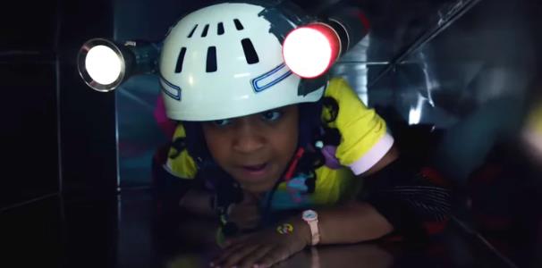 Stranger Things 3, Erica si intrufola nel laboratorio segreto Erica passa attraverso un cunicolo