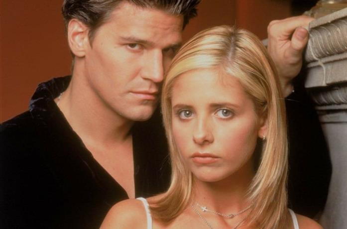 Primo piano di Sarah Michelle Gellar e David Boreanaz