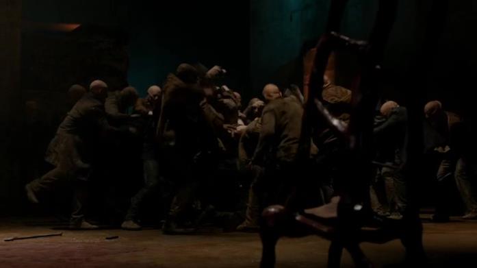 L'orda di strigoi aggredisce i custodi degli Antichi Il nascondiglio degli Antichi è sotto attacco