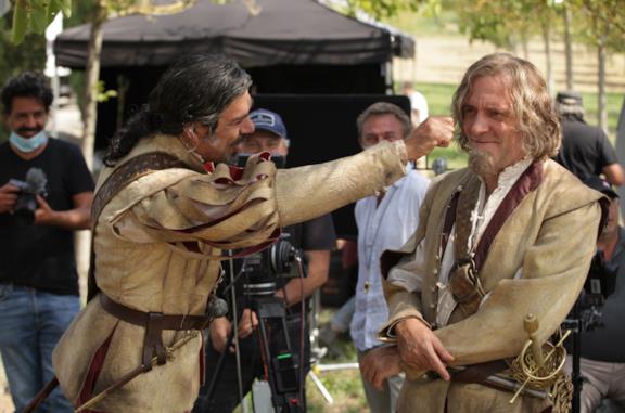 Favino scherza con Mastandrea sul set