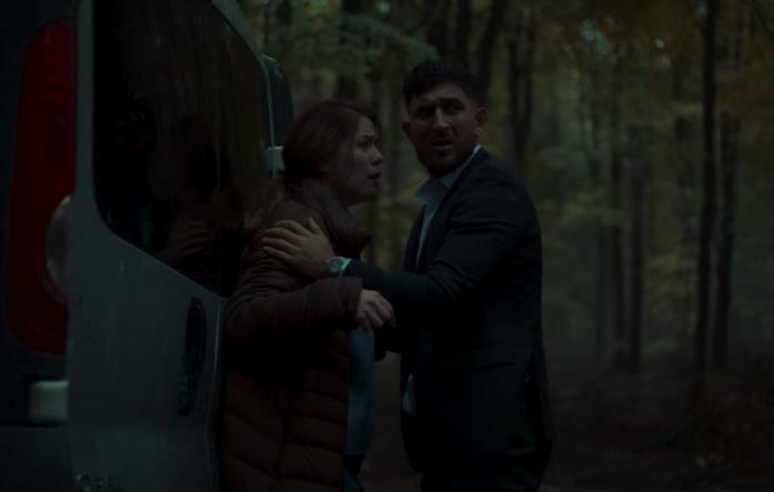 L'uomo delle castagne: la trama spiegata dello show Netflix Un uomo e una donna vicino a un furgone
