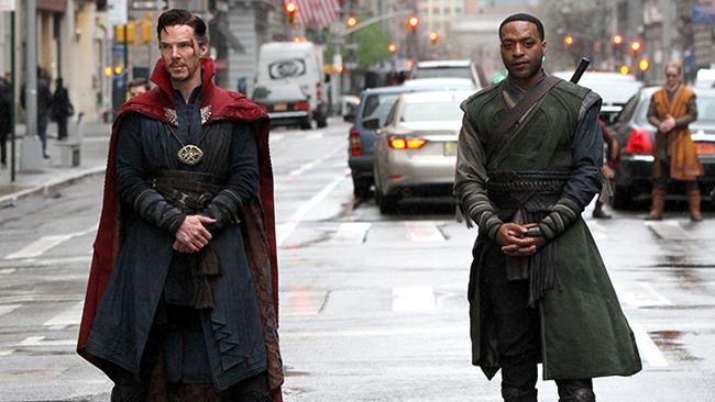 Benedict Cumberbatch e Chiwetel Ejiofor Benedict Cumberbatch e Chiwetel Ejiofor sul set del film Doctor Strange