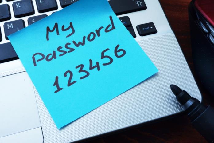 Primo piano di una password scritta su un post-it di Shutterstock