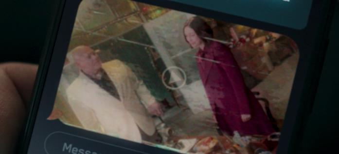 Fisk e la madre di Kate Bishop nell'immagine di uno smartphone