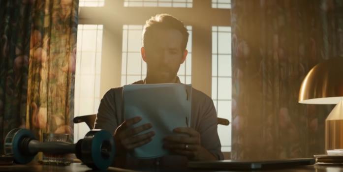 Lanterna Verde e Deadpool, spiegazione della scena dopo i titoli di coda Ryan Reynolds ha in mano il copione di Lanterna Verde