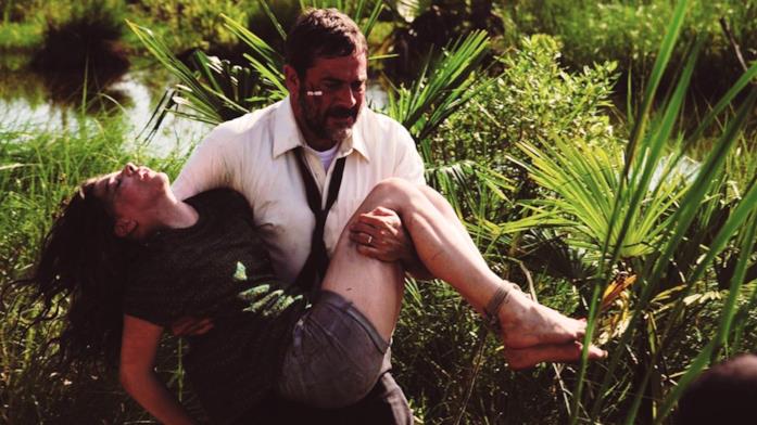 Brian (Jeffrey Dean Morgan) e la piccola Anne (Chloë Grace Moretz) Brian corre tra i campi per portare in salvo la piccola Anne, viva per miracolo