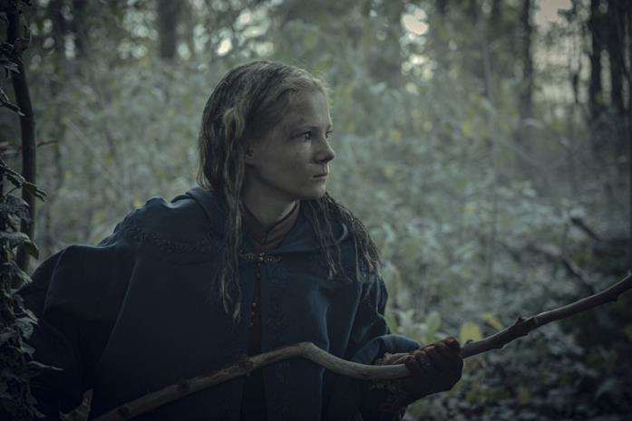 Il messaggio di The Witcher: siate più comprensivi Freya Allan in una scena di The Witcher