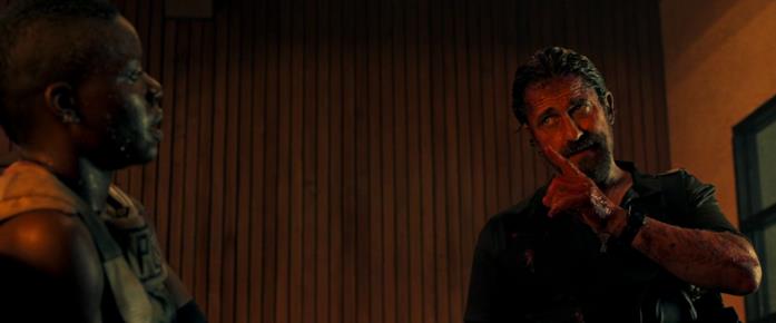 Copshop - Scontro a fuoco: il finale del film, la spiegazione e l'ipotesi sequel Alexis Louder e Gerard Butler in una scena del film Copshop - Scontro a fuoco