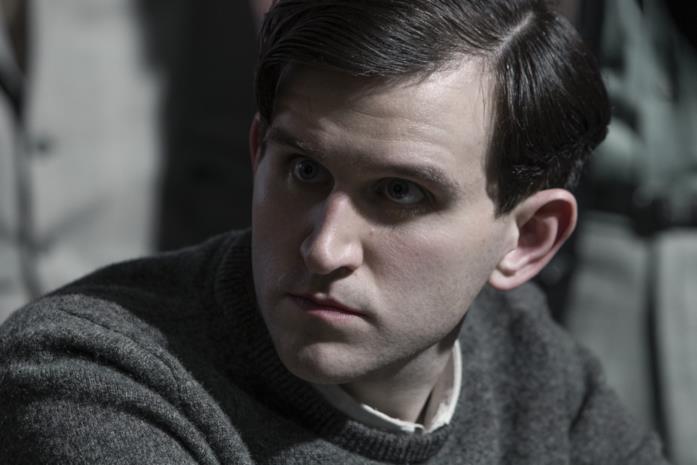 Harry Melling in una scena de La Regina degli Scacchi