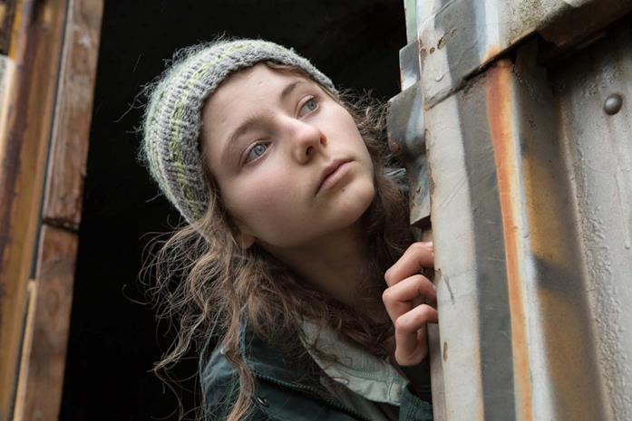 Senza lasciare traccia: la storia vera dietro il film di Debra Granik Thomasin McKenzie in una scena del film Senza lasciare traccia