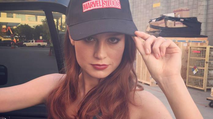 Brie Larson con il capellino dei Marvel Studios