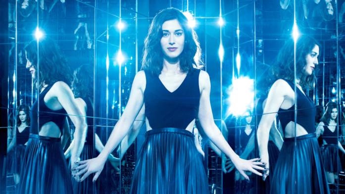 Lizzy Caplan nel film Now You See Me 2 Lizzy Caplan si muove tra degli specchi pieni di luci