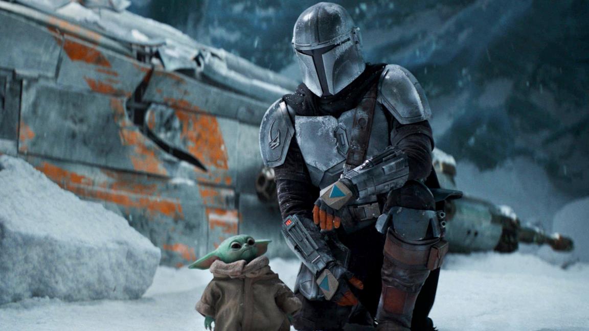 Il Mandalorinao e Baby Yoda in una scena della serie