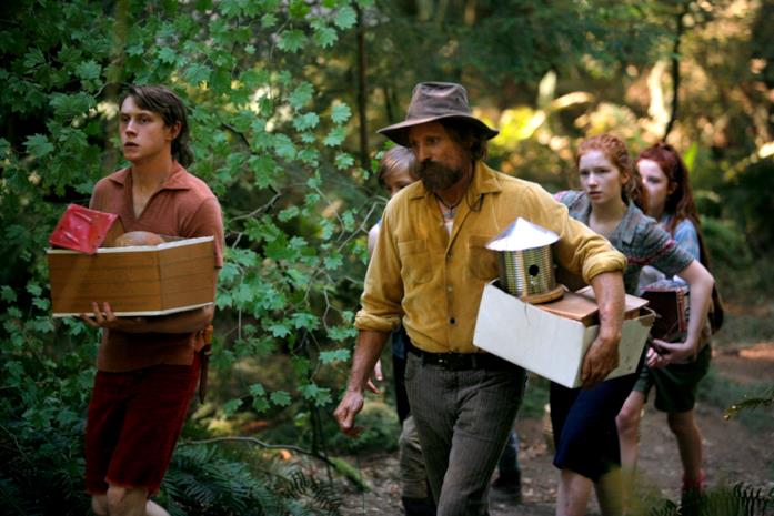 Captain Fantastic: c'è una storia vera dietro al film con Viggo Mortensen? Viggo Mortensen e i giovani protagonisti del film in una scena di Captain Fantastic