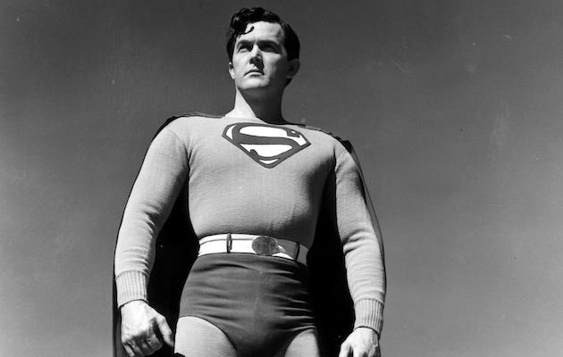 Kirk Alyn è stato il primo Superman cinematografico live-action Mezzobusto di Kirk Alyn visto dal basso verso l'alto
