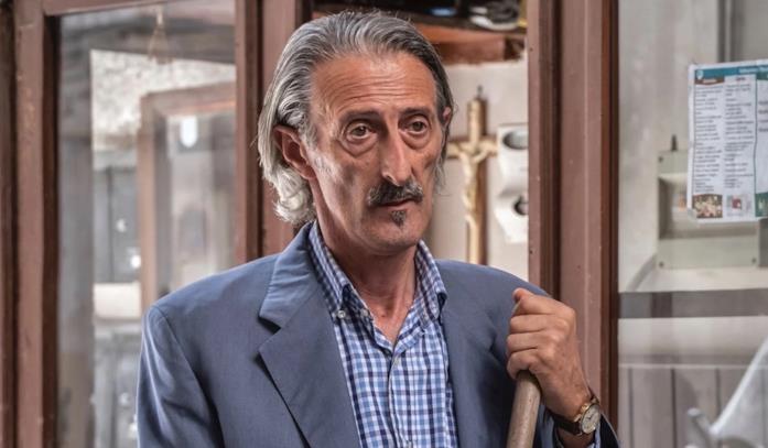 Tutto sul cast di Mina Settembre: attori e personaggi Nando Paone è Rudy, portiere del consultorio