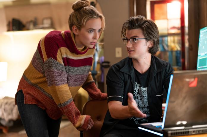 Millie e Keys davanti al portatile