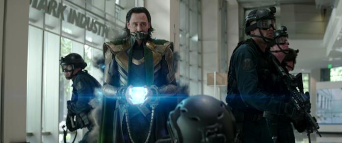 Loki fugge con il Tesseract, creando il caos nelle linee temporali tom hiddleston loki tesseract avengers endgame