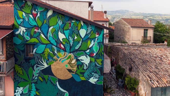 Il murales dell'artista Hundun ispirato da una collezione di Salvatore Ferragamo
