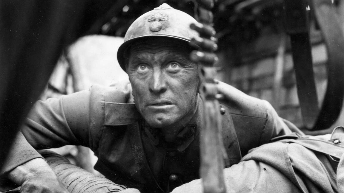 Kirk Douglas in una scena di Orizzonti di gloria