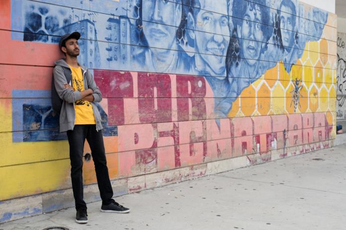 Bangla Il protagonista di Bangla vicino a un murales