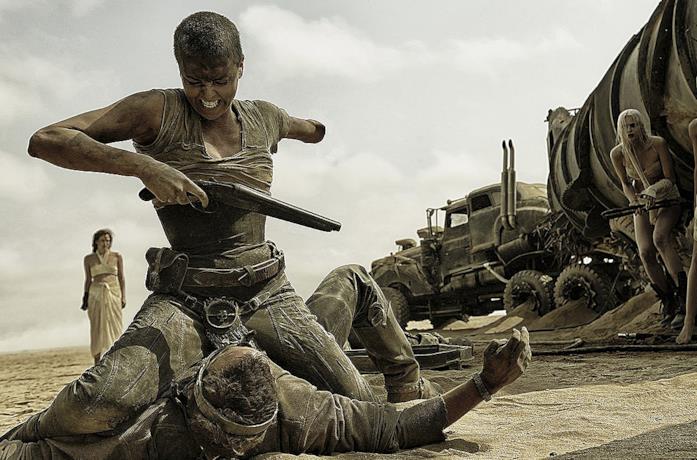 Charlize Theron e Tom Hardy in Mad Max: Fury Road