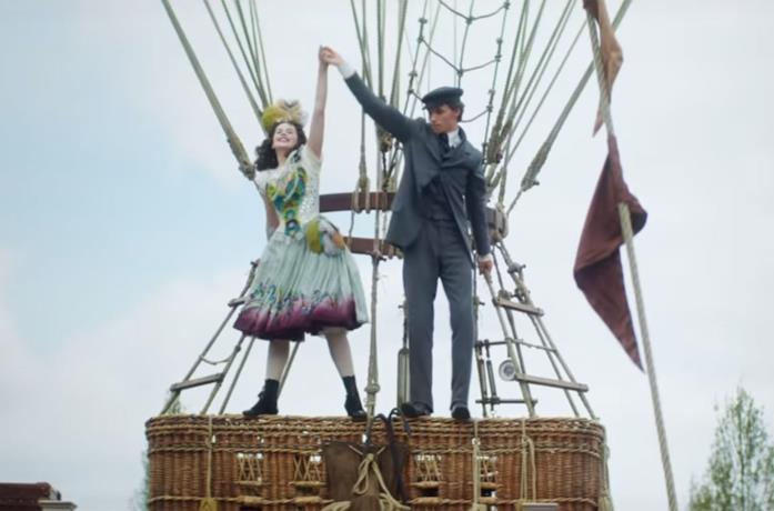 Felicity Jones ed Eddie Redmayne in The Aeronauts