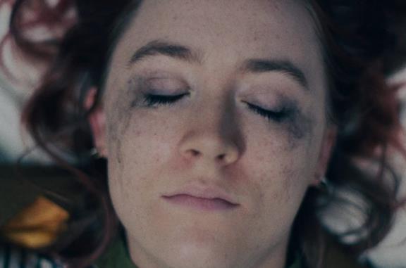 Saoirse Ronan, nei panni di Lady Bird, con i capelli tinti di rosso, ritratta di profilo