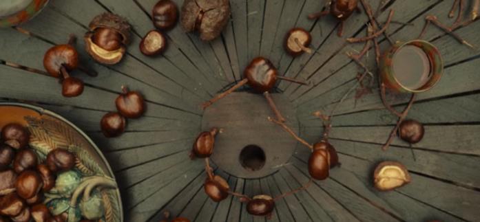 L'uomo di castagne: il piano di Toke Un tavolo con delle castagne