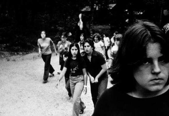 Lo Slender Man alla spalle di un gruppo di ragazzini La celebre foto che ha reso famoso lo Slender Man