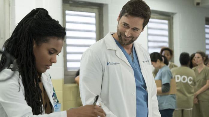 La complicità e la sintonia nello sguardo dei protagonisti I dottori Max ed Helen in una scena di New Amsterdam