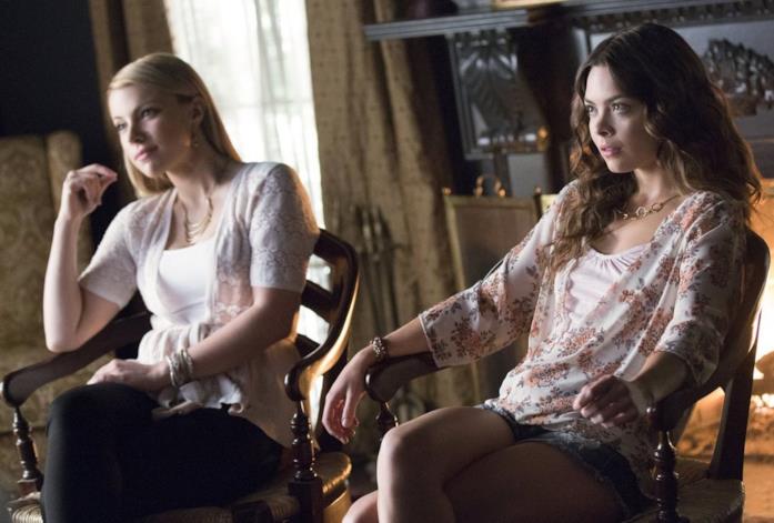 Teressa Liane e Scarlett Hannah Hefner sono le eretiche Marie Louise e Nora Teressa Liane e Scarlett Hannah Hefner nella settima stagione di The Vampire Diaries