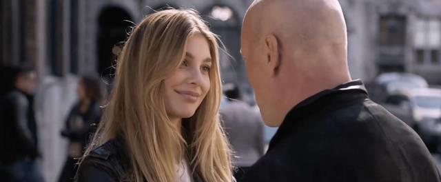 Il giustiziere della notte: Bruce Willis con Camila Morrone Il giustiziere della notte: una delle scene finali