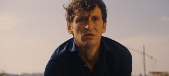 Black Beach, cosa devi sapere dell'adrenalico thriller di Netflix Un primo piano di Raúl Arévalo in una scena del film Black Beach