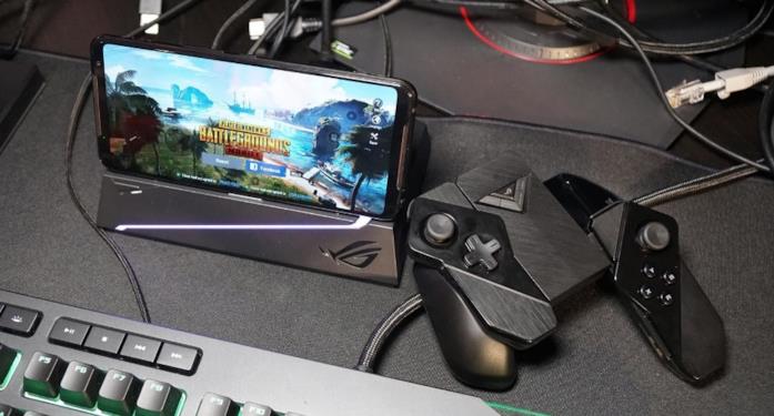 Asus ROG Phone 2 nella stazione di ricarica Asus ROG Phone 2 insieme al controller Kunai