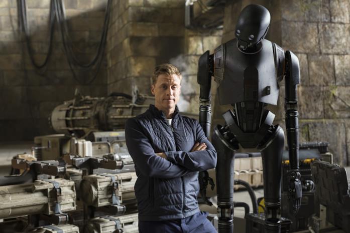 Star Wars, il ritorno di K-2SO e le novità sulla serie su Cassian Andor Alan Tudyk e K-2SO in una foto promozionale del film Rogue One: A Star Wars Story
