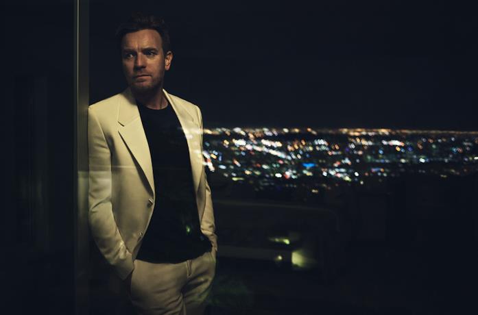 McGregor in completo bianco