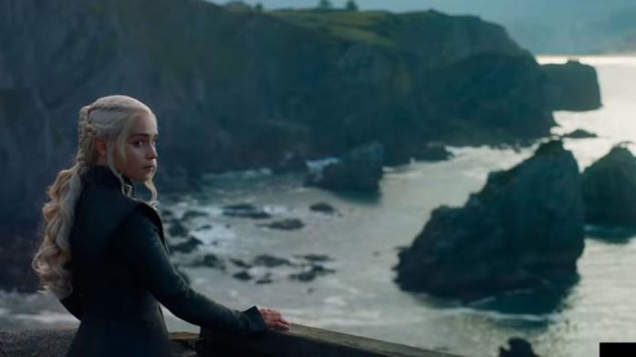 Daenerys a Roccia del Drago Daenerys che fissa un punto indefinito pensierosa