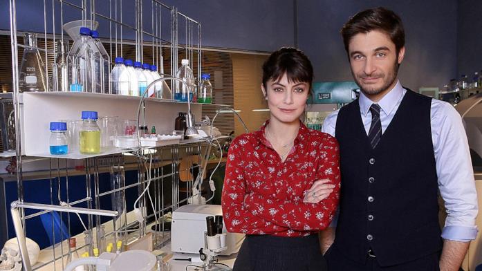 Tutto quello che devi sapere su Lino Guanciale Lino Guanciale con Alessandra Mastronardi ne L'Allieva