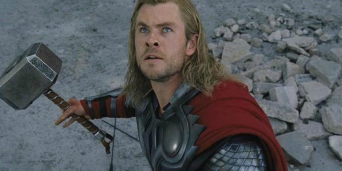 Thor brandisce il martello per combattere i suoi nemici Thor tiene in mano la sua arma