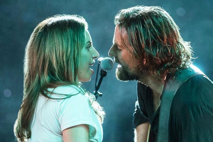 A star is born Lady Gaga e Bradley Cooper sul palco in una scena del film A star is born