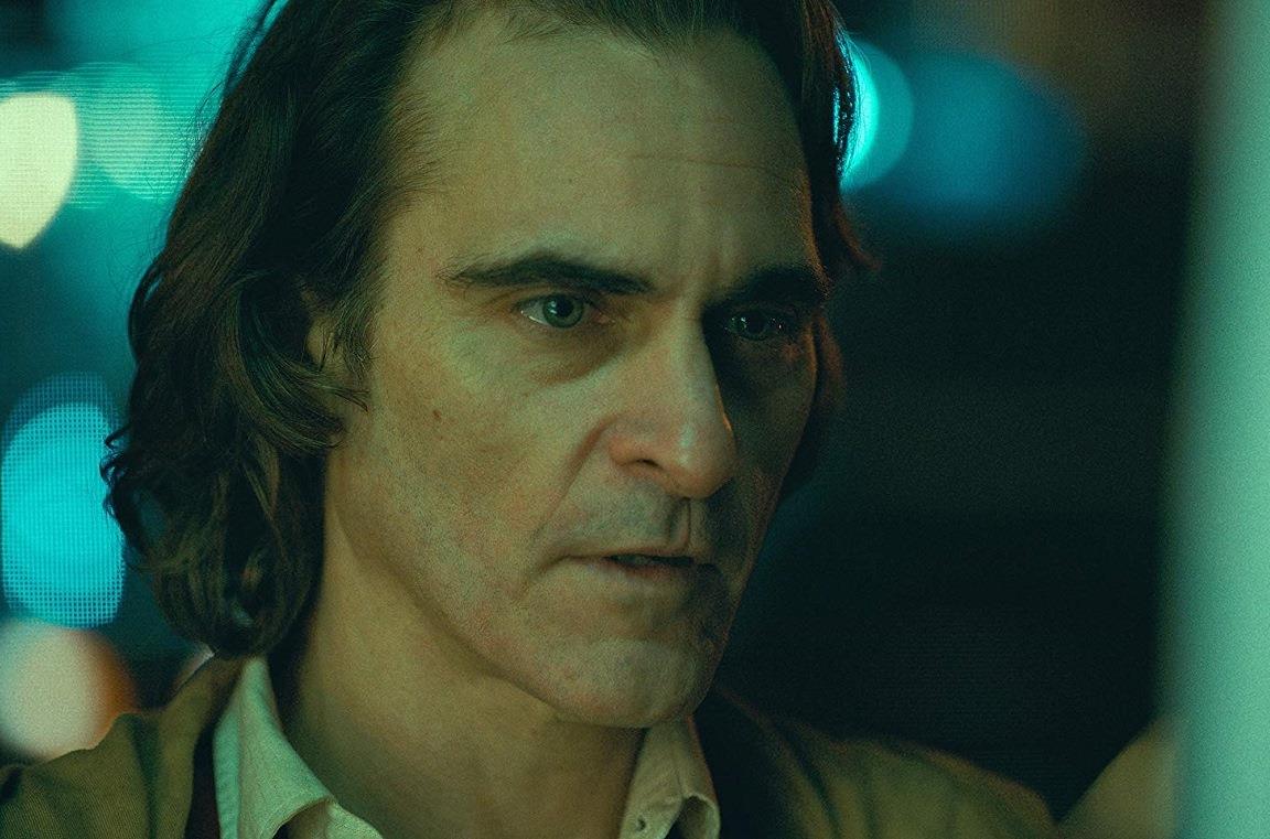 Un primo piano di Joaquin Phoenix nel film Joker