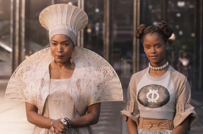 Angela Bassett è la Regina Ramonda in Black Panther