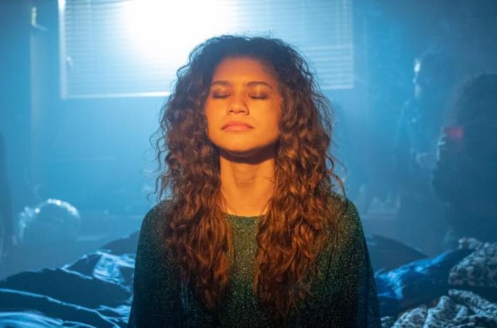 Zendaya tiene gli occhi chiusi in una scena di Euphoria