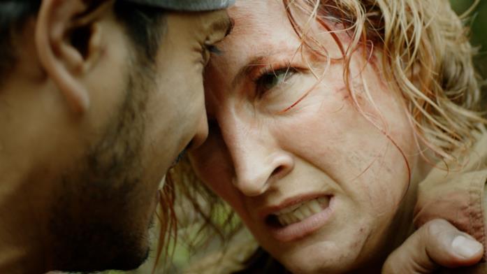 Fuga nella giungla, il finale del film e la sua spiegazione Tenoch Huerta e Zoë Bell in una scena del film Fuga nella giungla