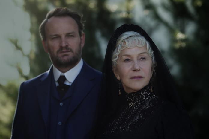Helen Mirren e Jason Clarke in una scena de La vedova Winchester Helen Mirren è la vedova Winchester nel film di Michael e Peter Spierig
