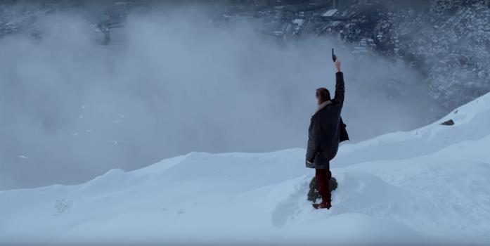 L'Uomo di Neve, Val Kilmer spara un colpo in aria L'Uomo di Neve, Val Kilmer spara un colpo in aria tra la neve