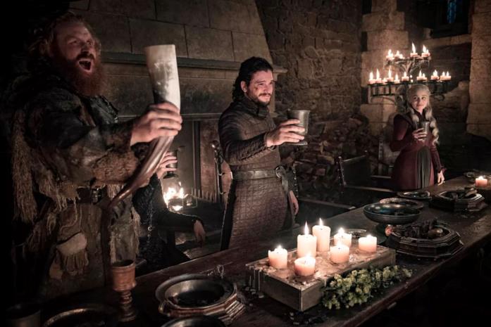 Game of Thrones e la tazza di caffè: Emilia Clarke risolve finalmente il mistero Un momento da Game of Thrones 8x04