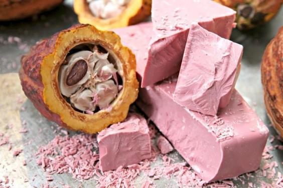 Primo piano del cioccolato rosa di Kit Kat Chocolatory Sublime Ruby 
