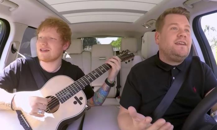 Ed Sherran e James Corden in auto durante le riprese di Carpool Karaoke